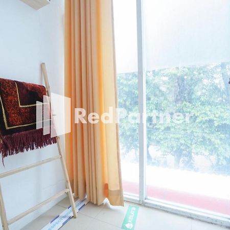 Eascot Hotel Mitra Reddoorz Jakarta Exterior photo