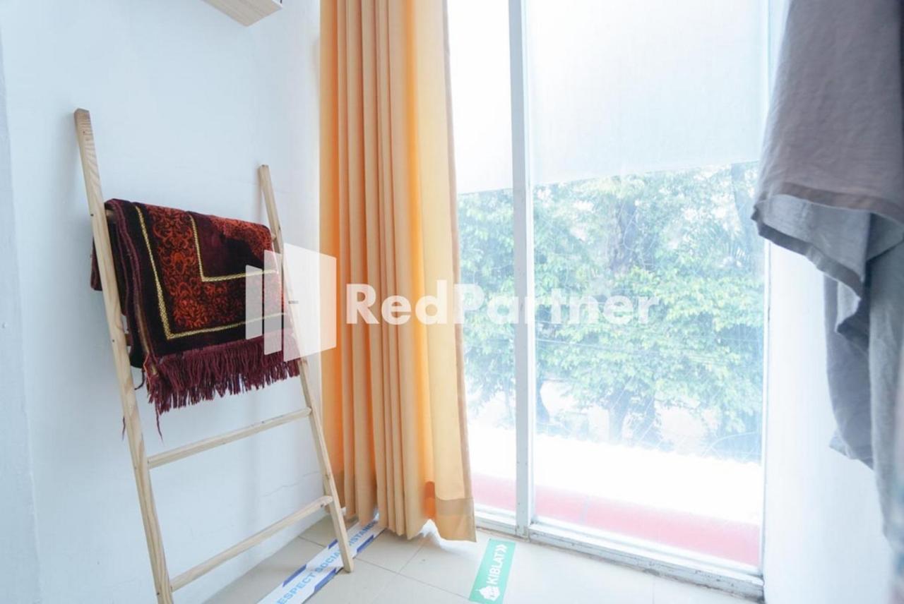 Eascot Hotel Mitra Reddoorz Jakarta Exterior photo