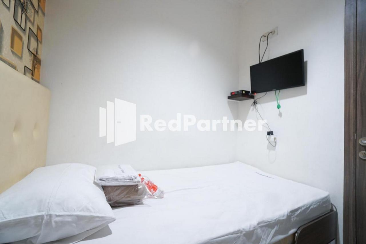 Eascot Hotel Mitra Reddoorz Jakarta Exterior photo