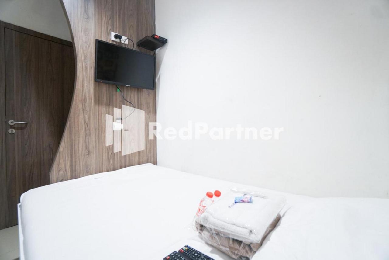 Eascot Hotel Mitra Reddoorz Jakarta Exterior photo