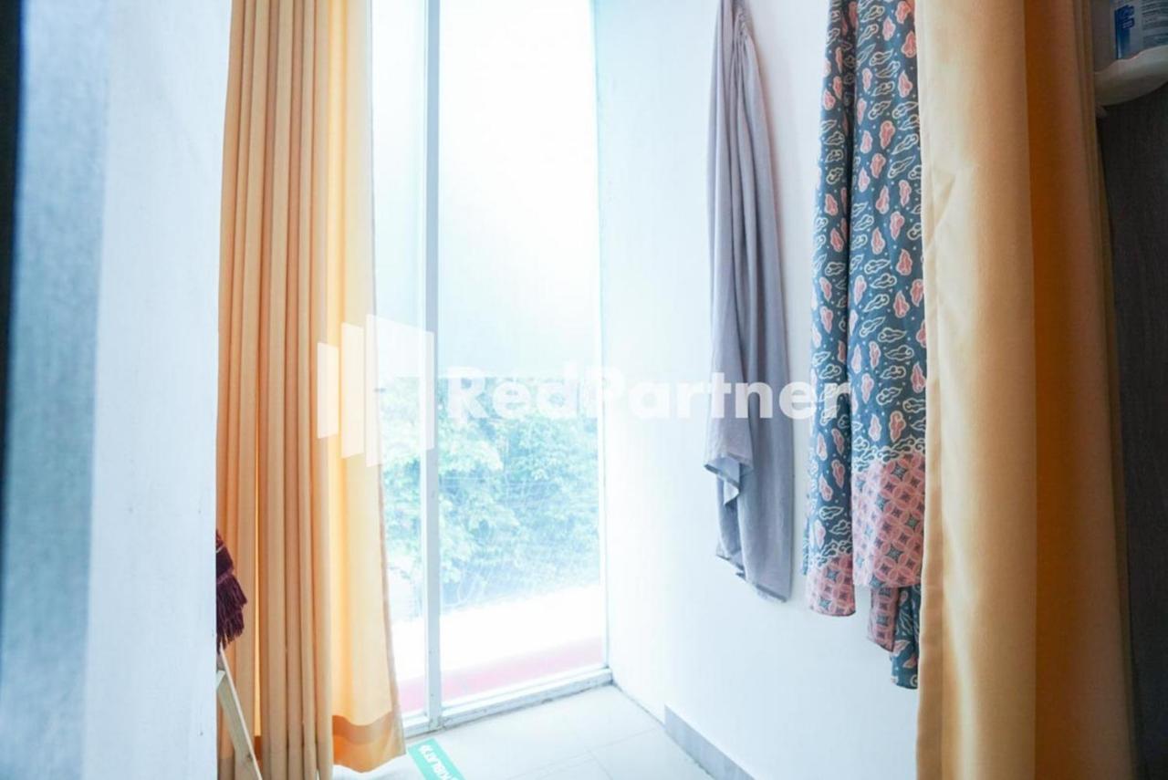 Eascot Hotel Mitra Reddoorz Jakarta Exterior photo