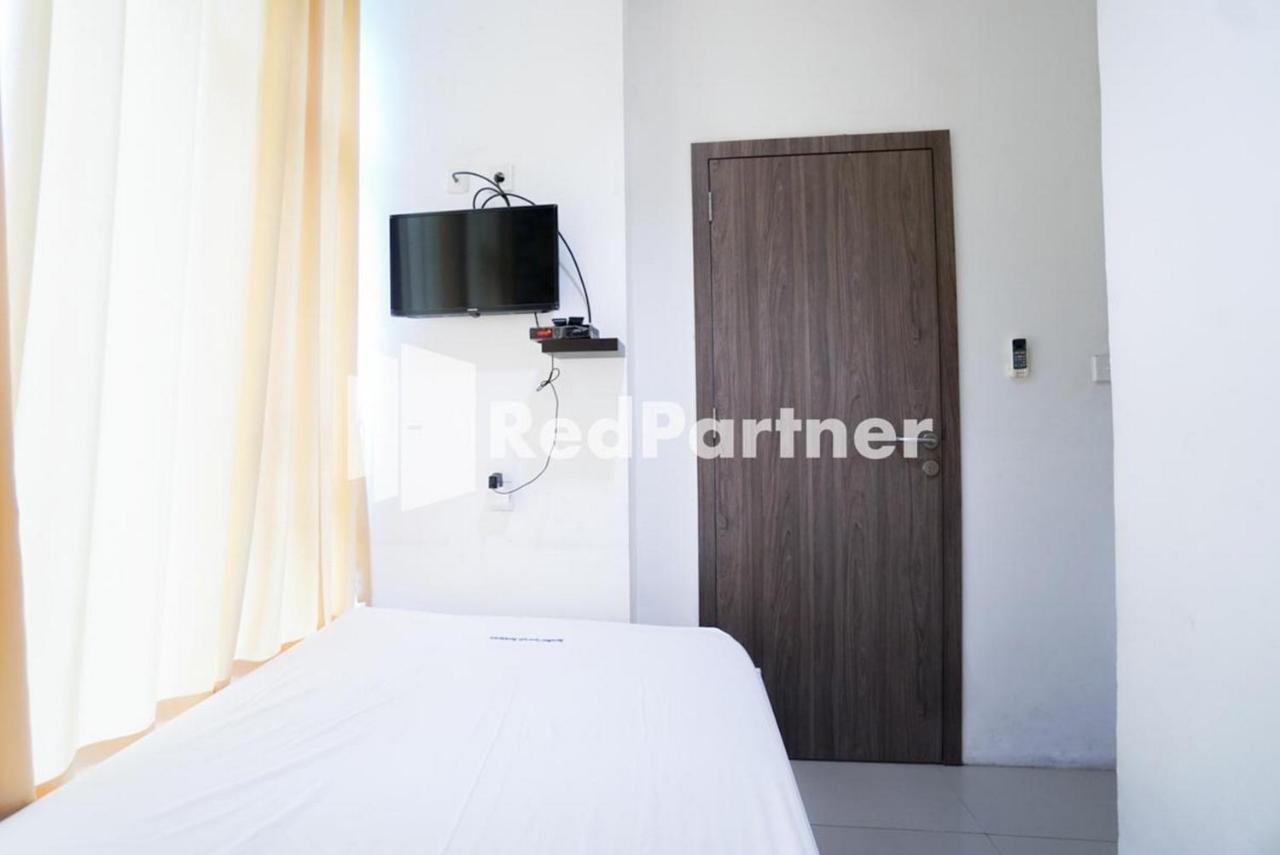 Eascot Hotel Mitra Reddoorz Jakarta Exterior photo