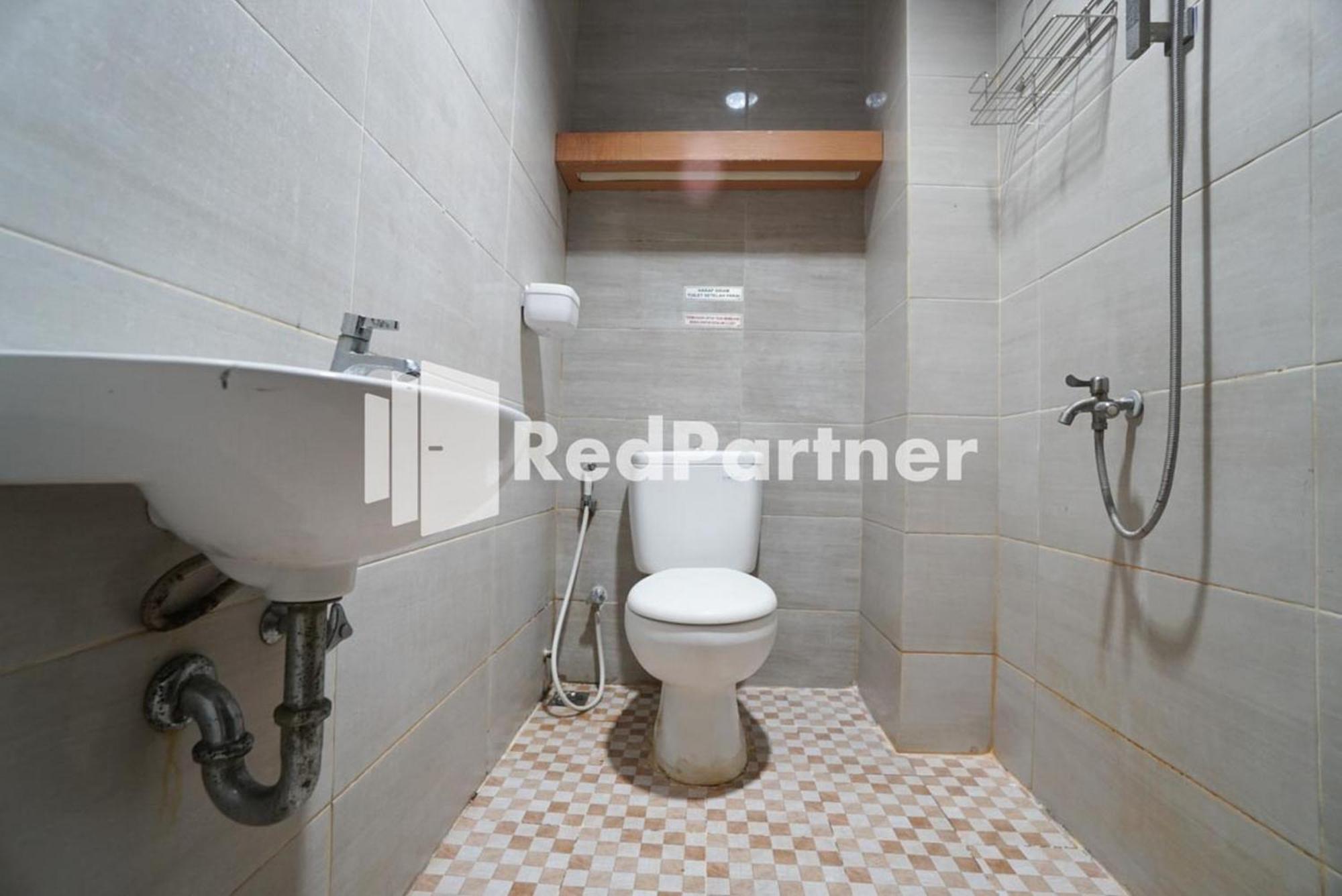 Eascot Hotel Mitra Reddoorz Jakarta Room photo