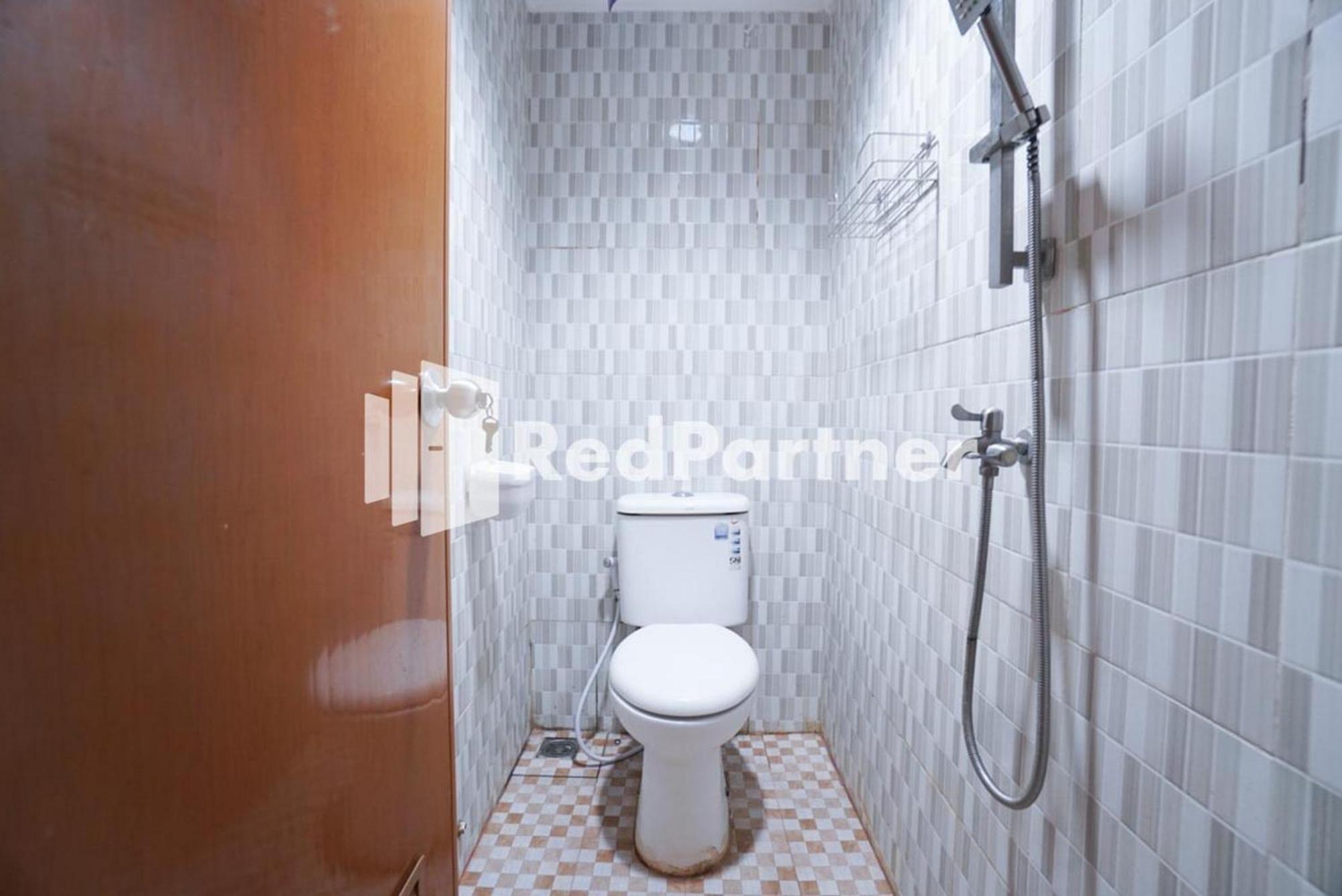 Eascot Hotel Mitra Reddoorz Jakarta Room photo